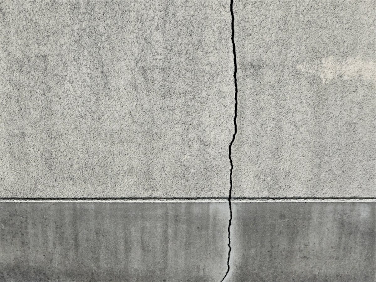 塀　ひび割れ