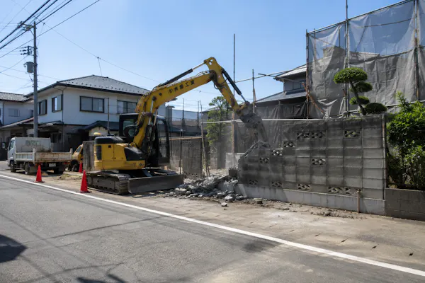 塀の解体費はいくら？発泡スチロール塀で建て替え・撤去コストを抑える方法