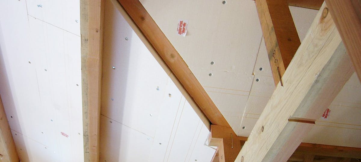 パイナルフォーム母屋間断熱施工写真。屋根勾配に合わせてプレカットすることで、隙間なく施工することができます。