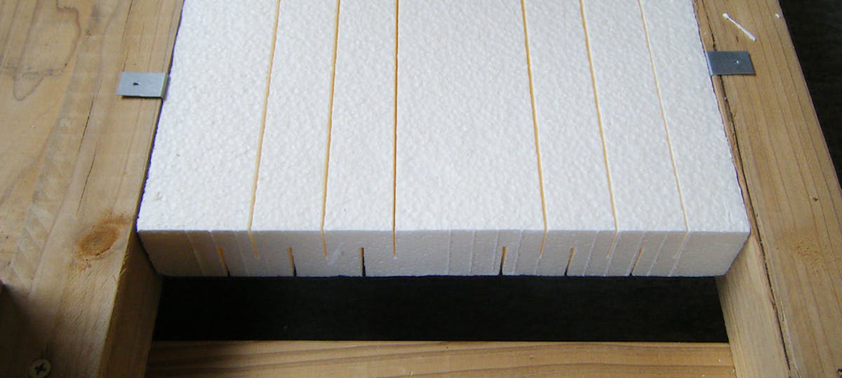 パイナルフォーム床根太間断熱施工写真。スリット加工を施すことで隙間なく収まります。間崩れにもや、特殊な根太幅にも対応致します。