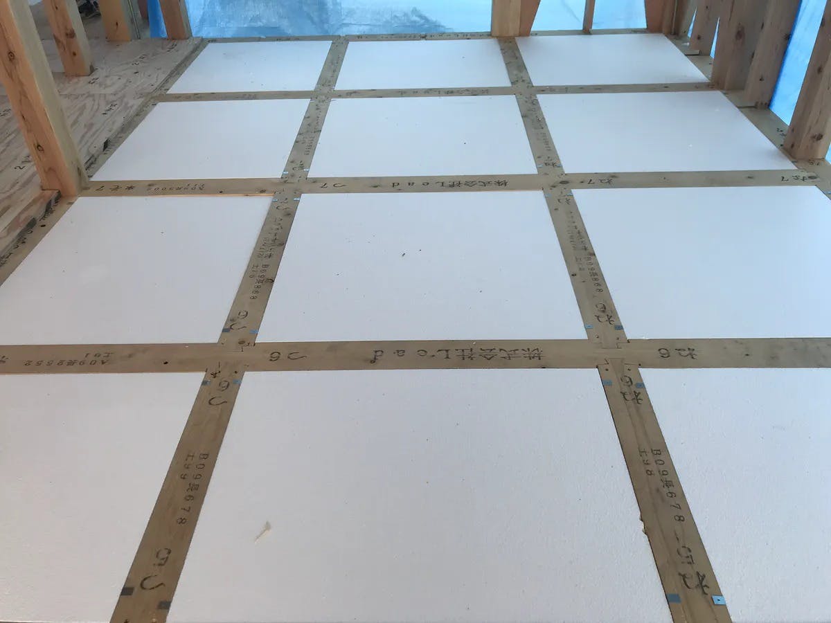 土台伏時に剛床用パイナルフォームを施工しています。