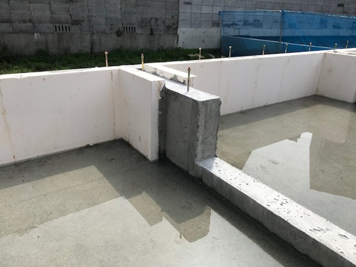 パイナルフォーム基礎断熱施工写真。基礎の高さにカットして納品いたします。基礎打設は外で行うためゴミの飛散防止に気を使いますが、パイナルフォームはカットされているのでゴミが出ません。