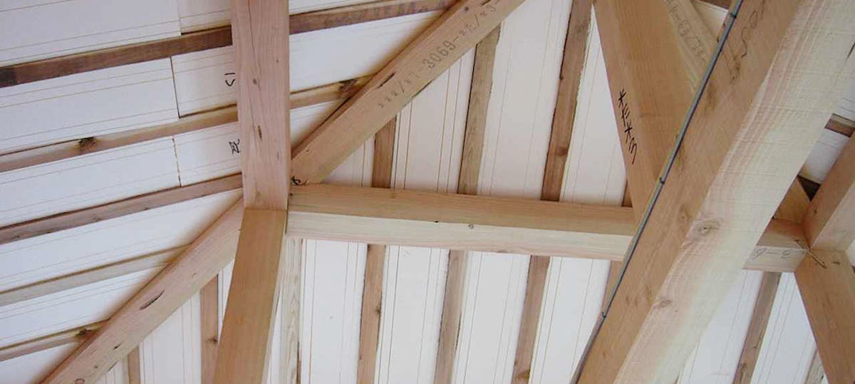 屋根タルキ間断熱施工写真。タルキの内法寸法にカットしたパイナルフォームです。厚みもタルキ成に合わせてご用意いたします。