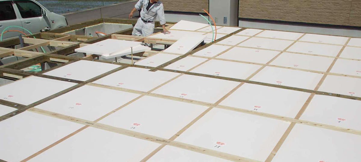 パイナルフォーム根太レス床、剛床断熱施工写真。土台伏図より拾い出した寸法にプレカットして納めるため現場ではほとんど加工することなく作業ができます。